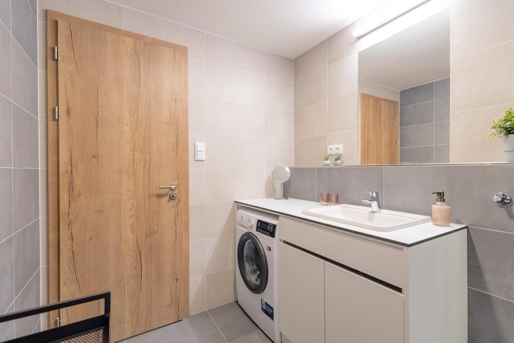Bright 2Br - 5Th Floor, Balcony, Free Parking By Gravity Prague Lägenhet Exteriör bild
