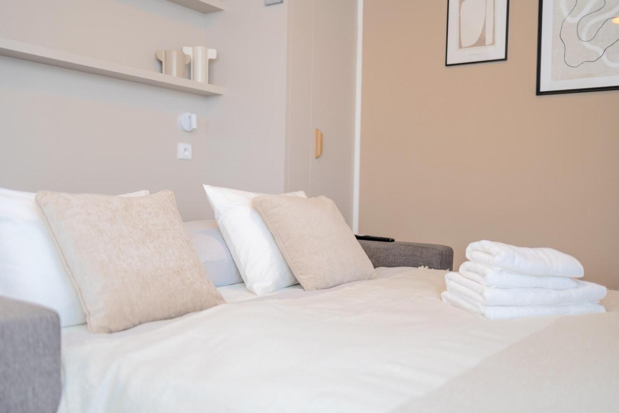 Bright 2Br - 5Th Floor, Balcony, Free Parking By Gravity Prague Lägenhet Exteriör bild